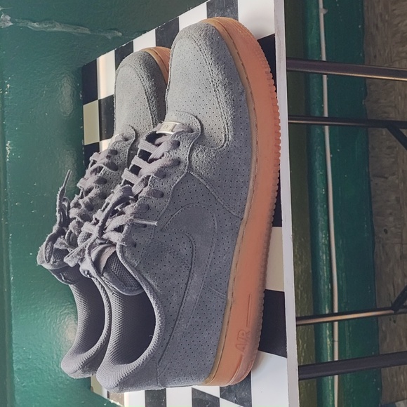 Air Force One low grey suede, gum sole, 9.5 of 10 - Picture 2 of 5